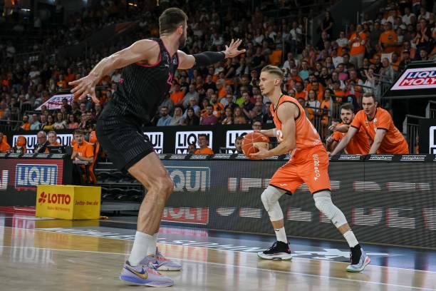 在后场坚决 在后场坚决